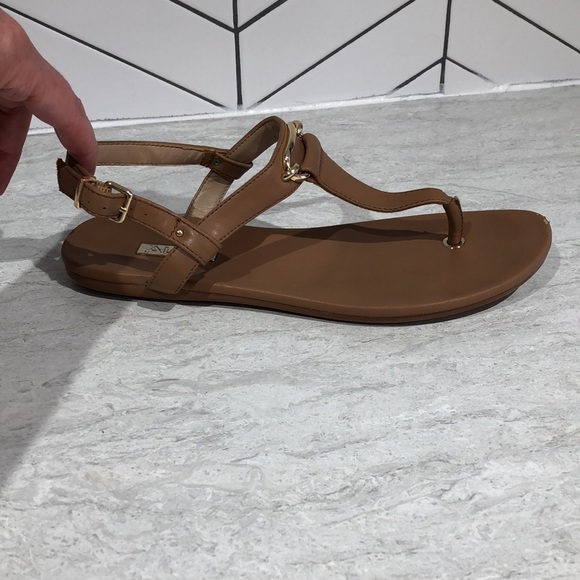 Aldo 8.5 Nude T-strap Flat Sandals with Gold Hardware. - Picture 5 of 10